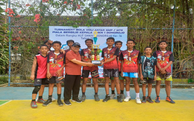 Tim Bola Volley MTs Negeri 3 Pacitan Raih Juara I Putra    Pertandngan Bola Volly di SMK Negeri Donorojo